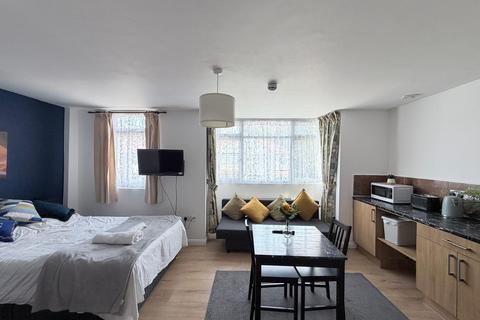 1 bedroom in a house share to rent, Stratford Road, Southall, UB2