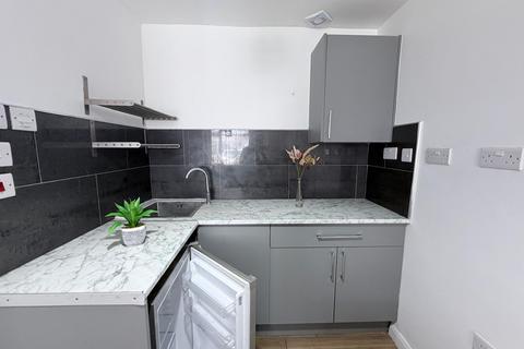 1 bedroom in a house share to rent, Stratford Road, Southall, UB2