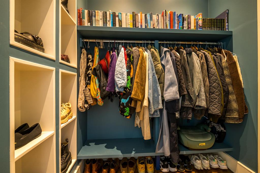 Walk-in wardrobe