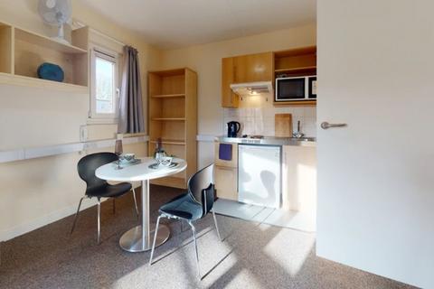 Studio to rent, Creek Road