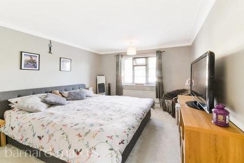 3 bedroom flat to rent, Hook Road, Surbiton