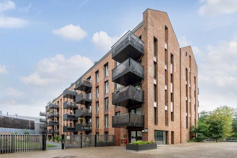 3 bedroom flat to rent, Wild Flower Gardens, London E3