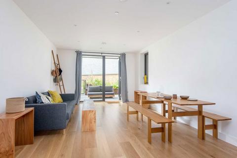 3 bedroom flat to rent, Wild Flower Gardens, London E3