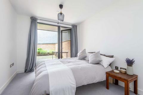 3 bedroom flat to rent, Wild Flower Gardens, London E3