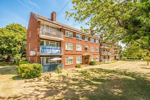 undefined, Queenswood Avenue, Hampton TW12
