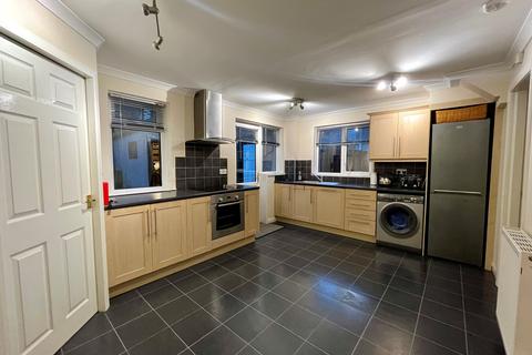 3 bedroom detached house to rent, Helmsdale Avenue, Glasgow, G72