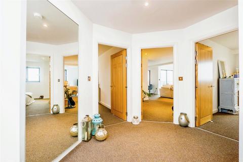 2 bedroom flat for sale, Churchill Way, Cardiff, CF10