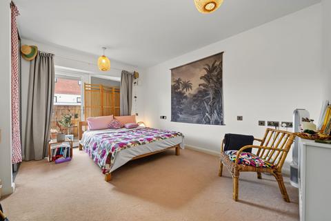 1 bedroom flat for sale, Thornbury Way, London, E17