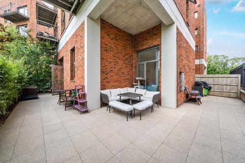 2 bedroom flat for sale, Walnut Tree Close, Guildford, GU1