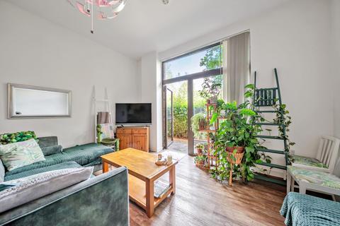 2 bedroom flat for sale, Walnut Tree Close, Guildford, GU1
