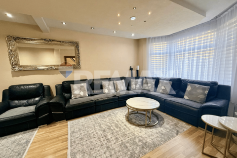 4 bedroom semi-detached house to rent, Victoria Road, Barking IG11