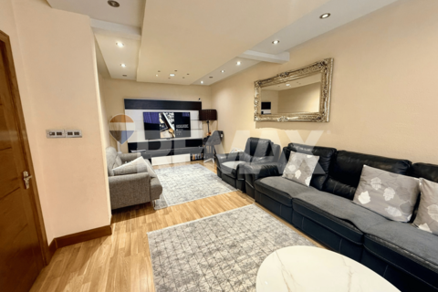 4 bedroom semi-detached house to rent, Victoria Road, Barking IG11