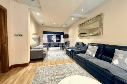 4 bedroom semi-detached house to rent, Victoria Road, Barking IG11