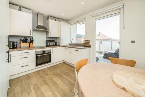 2 bedroom flat for sale, Station Road, London N11