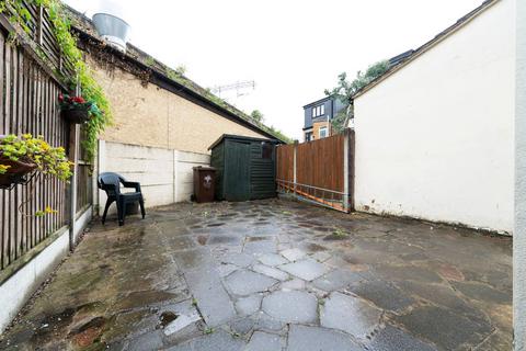 2 bedroom terraced house to rent, Courtenay Road, Leytonstone E11