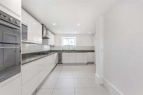4 bedroom detached house to rent, Orchid Close, Goffs Oak