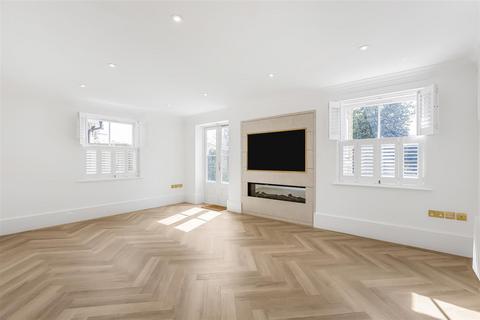 4 bedroom detached house to rent, Orchid Close, Goffs Oak