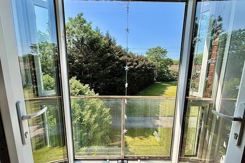 2 bedroom flat to rent, Royston Gardens, Ilford, IG1