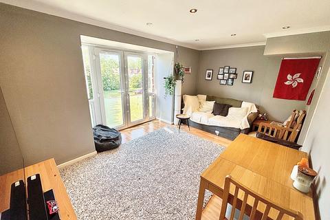 2 bedroom flat to rent, Royston Gardens, Ilford, IG1