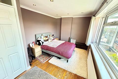 2 bedroom flat to rent, Royston Gardens, Ilford, IG1