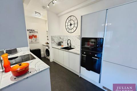 2 bedroom flat for sale, Central Road, West Didsbury, Manchester, M20