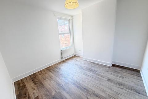 3 bedroom flat to rent, West Hendon Broadway, London NW9