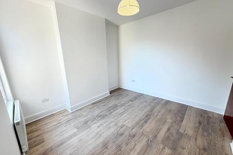 3 bedroom flat to rent, West Hendon Broadway, London NW9