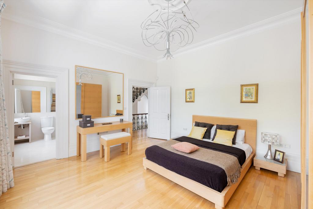 Master bedroom, en suite