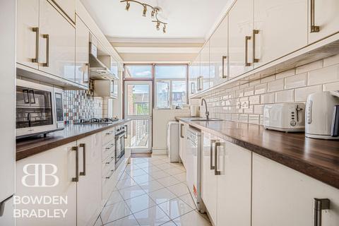 3 bedroom terraced house for sale, Bawdsey Avenue, Ilford, IG2