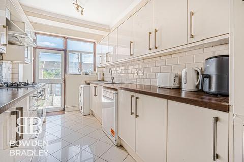 3 bedroom terraced house for sale, Bawdsey Avenue, Ilford, IG2