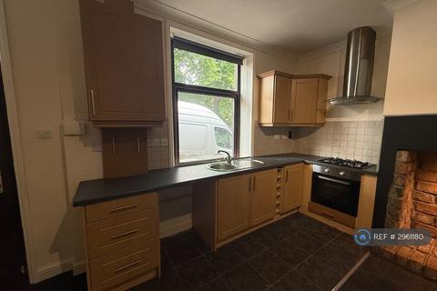 2 bedroom terraced house to rent, Valley Road, Cleckheaton, BD19