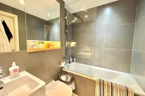 1 bedroom flat for sale, Station Approach, Hayes