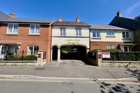undefined, Hardy Lodge - Close proximity to the TOWN CENTRE
