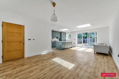 3 bedroom semi-detached house to rent, Petworth Road, London, N12