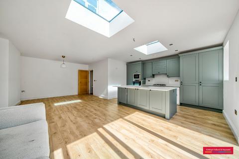 3 bedroom semi-detached house to rent, Petworth Road, London, N12
