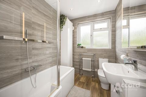 3 bedroom terraced house for sale, Parkside Avenue, Romford, RM1