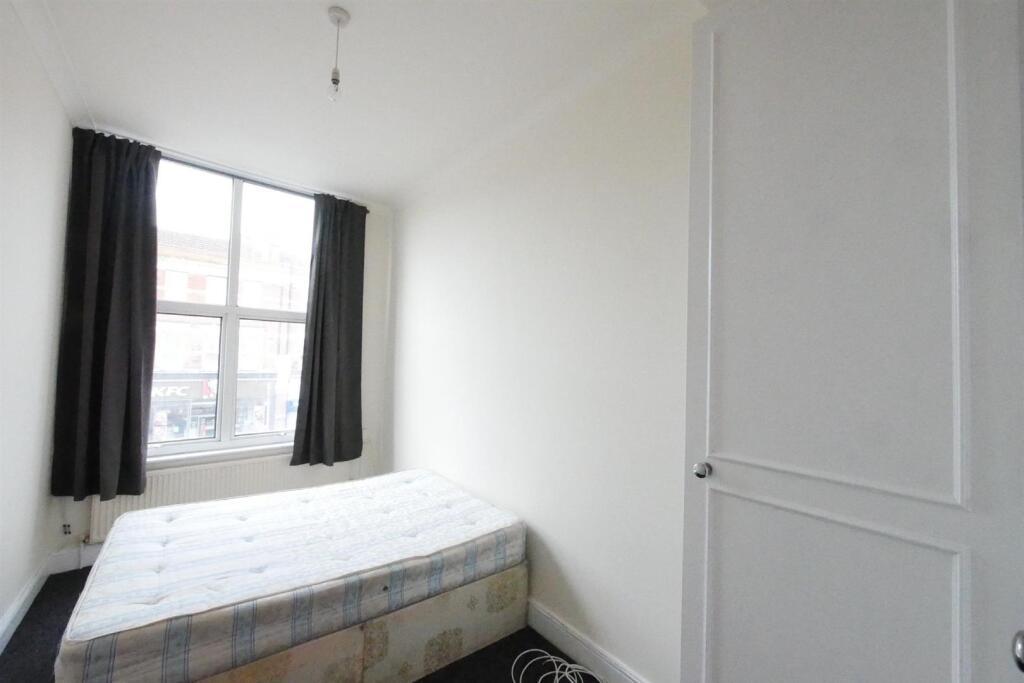 Apartment in London, Bowes Park, Palmers Green - View 2
