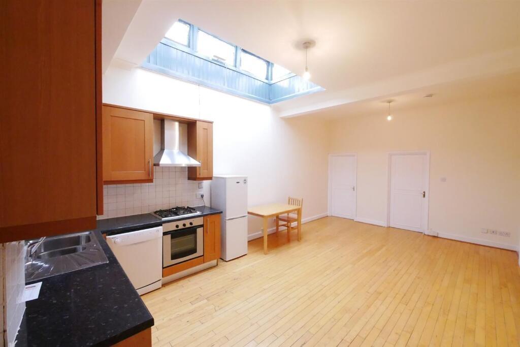 Apartment in London, Bowes Park, Palmers Green - View 3