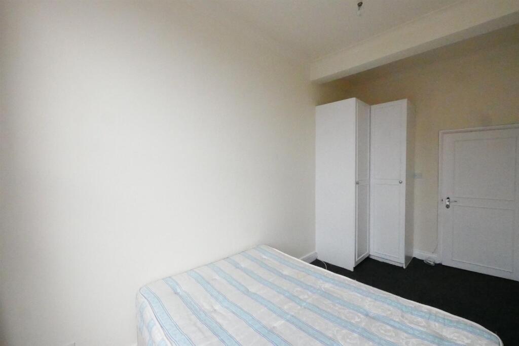 Apartment in London, Bowes Park, Palmers Green - View 4