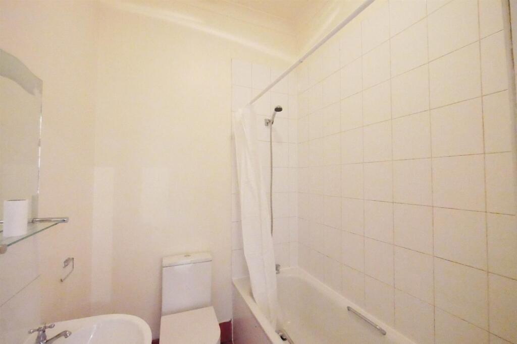 Apartment in London, Bowes Park, Palmers Green - View 5