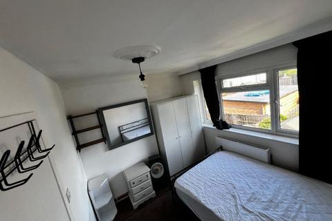 1 bedroom in a house share to rent, Bellegrove Rd, London, DA16