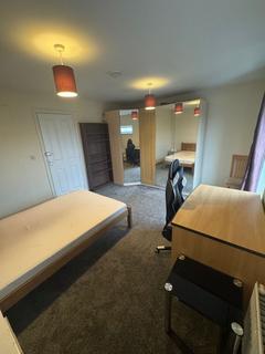 1 bedroom in a house share to rent, Circus Dr, London, CB4