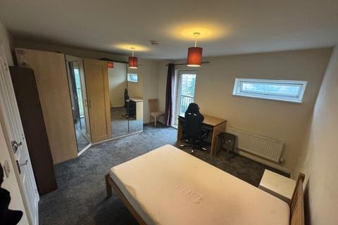 1 bedroom in a house share to rent, Circus Dr, London, CB4