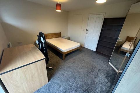 1 bedroom in a house share to rent, Circus Dr, London, CB4