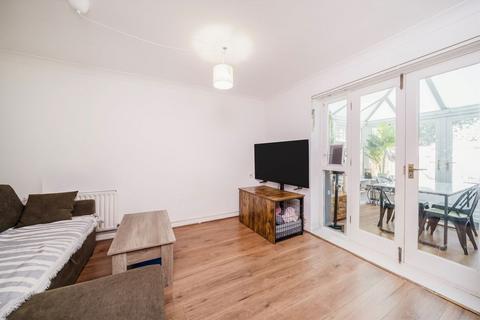 2 bedroom house to rent, Shalbourne Square, London E9