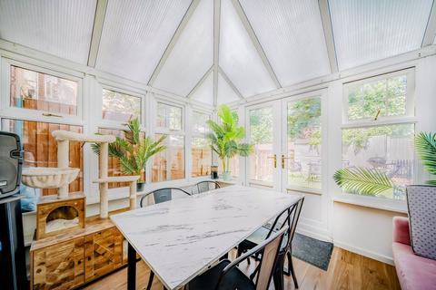 2 bedroom house to rent, Shalbourne Square, London E9