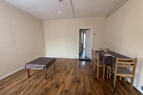 2 bedroom apartment to rent, Livingstone Road, Southall