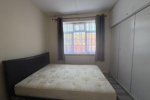 2 bedroom apartment to rent, Livingstone Road, Southall