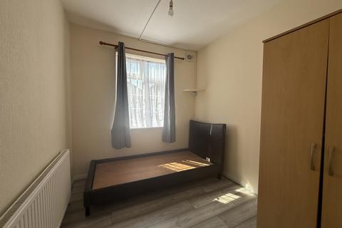 2 bedroom apartment to rent, Livingstone Road, Southall