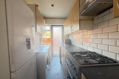 2 bedroom apartment to rent, Livingstone Road, Southall